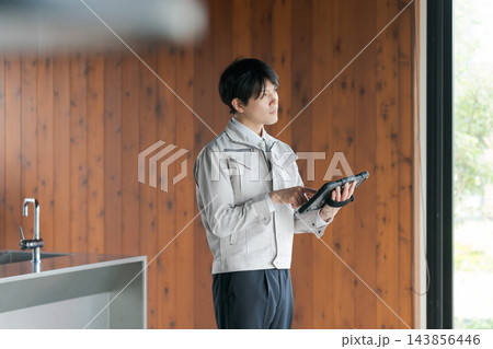 新築住宅で働く作業員 新築住宅で働く作業員 143856446