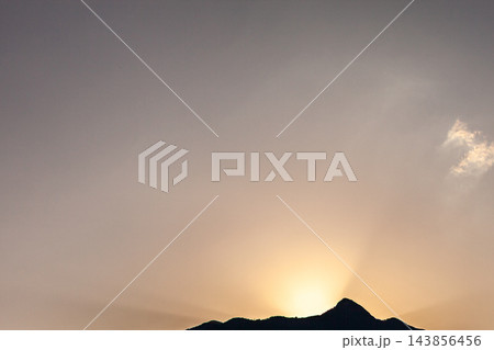屋久島の秋 夕景 愛子岳と光芒 屋久島の秋 夕景 愛子岳と光芒 143856456