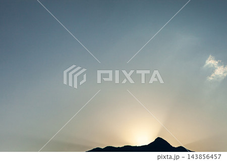屋久島の秋　夕景　愛子岳と光芒 143856457
