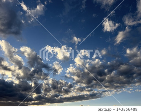雲の多い空 雲の多い空 143856489