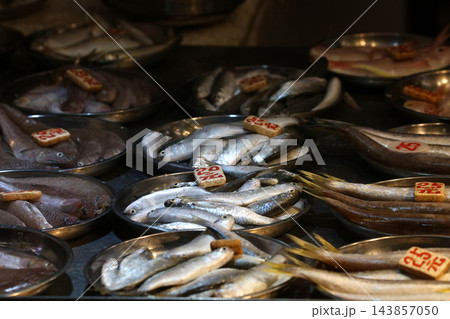 香港島北角の市場で売られる魚。日本ではなじみのない魚も多い 香港島北角の市場で売られる魚。日本ではなじみのない魚も多い 143857050