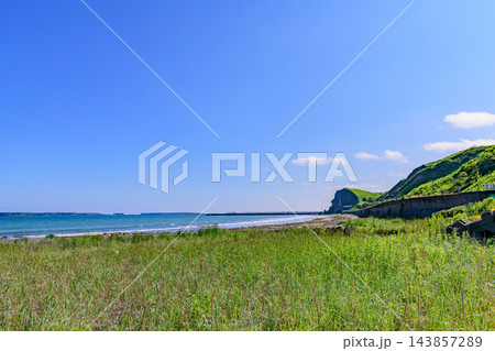 北海道 浜中町シリシズ橋より霧多布の海と島を望む 北海道 浜中町シリシズ橋より霧多布の海と島を望む 143857289