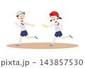 バトンリレーをする体操服の子供たち 143857530