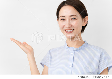 半袖の若い女性 半袖の若い女性 143857647