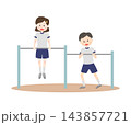 鉄棒をしている体操服の子供たち 143857721