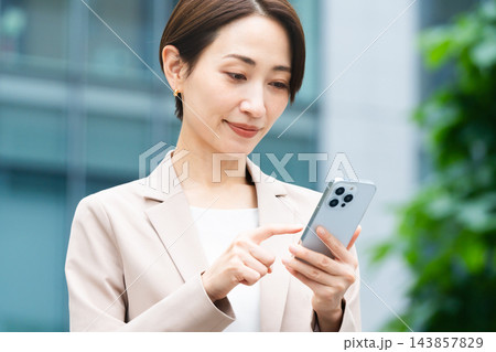 カジュアルスーツを着た若い女性 ビジネスイメージ カジュアルスーツを着た若い女性 ビジネスイメージ 143857829