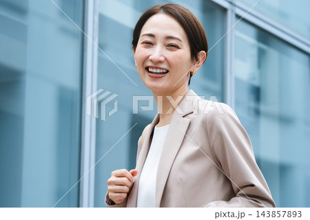 カジュアルスーツを着た若い女性 ビジネスイメージ カジュアルスーツを着た若い女性 ビジネスイメージ 143857893