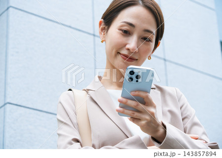 カジュアルスーツを着た若い女性　ビジネスイメージ 143857894