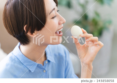 ゆで卵を食べる若い女性 ライフスタイルイメージ ゆで卵を食べる若い女性 ライフスタイルイメージ 143858058