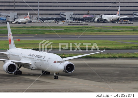 スポットに向かう旅客機　ジェット機　空港　到着イメージ　出発イメージ 143858871