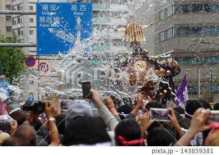 富岡八幡宮のお神輿　江戸三大祭り　水かけ祭り 143859381