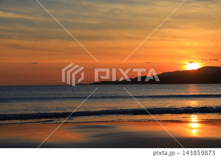 海に沈む夕日 海に沈む夕日 143859873