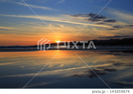 海に沈む夕日 143859874