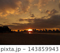 雲の隙間から差し込むお台場の夕陽 143859943