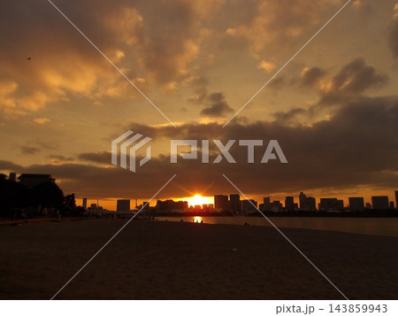 雲の隙間から差し込むお台場の夕陽 雲の隙間から差し込むお台場の夕陽 143859943