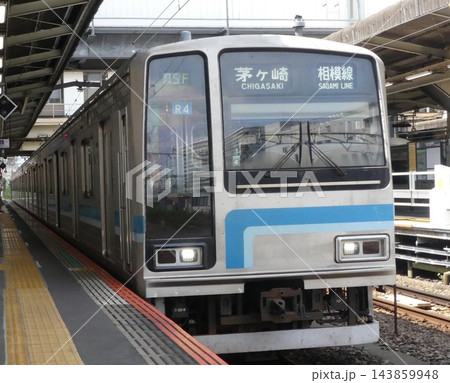 JR相模線橋本駅ホームに停車する205系500番台（R4編成・茅ヶ崎行） 143859948