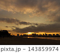 夕暮れの海でお台場の夕日を眺める 143859974