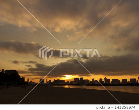 夕暮れの海でお台場の夕日を眺める 夕暮れの海でお台場の夕日を眺める 143859974