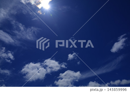 爽やかな青空と太陽 爽やかな青空と太陽 143859996
