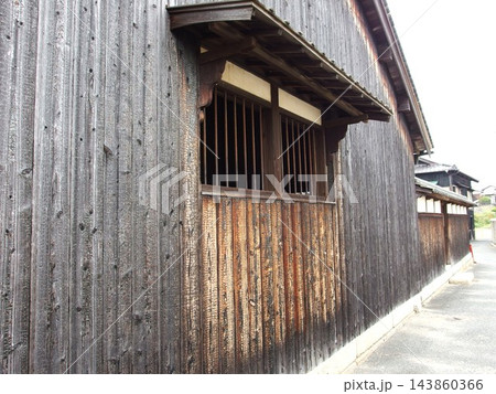 日本家屋 焼杉 町並み 古い家の壁 日本家屋 焼杉 町並み 古い家の壁 143860366