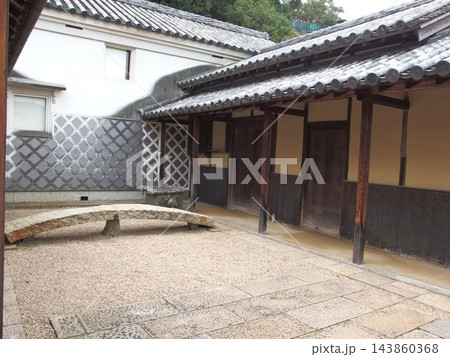 風情ある土壁の眺め　土蔵　庭　古民家 143860368