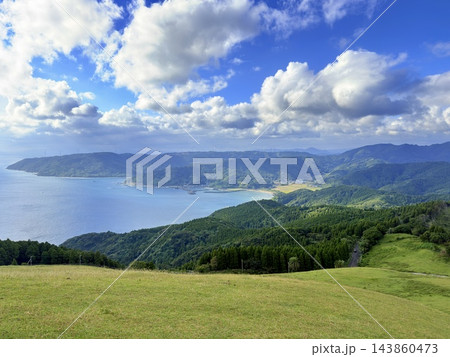 日本・九州・宮崎県の都井岬 太平洋の海岸と灯台で知られる岬の草原で草を食べる日本在来馬の御崎馬 日本・九州・宮崎県の都井岬 太平洋の海岸と灯台で知られる岬の草原で草を食べる日本在来馬の御崎馬 143860473