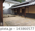風情ある土壁の眺め　土蔵　庭　古民家 143860577
