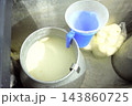 ネパールの乳製品販売店で量り売りされる新鮮なバッファローミルク 143860725