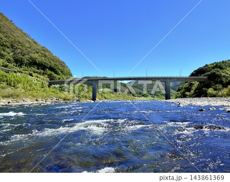 高知県・四万十川をカナディアンカヌーで川下りし河原でキャンプを楽しむ、美しい清流と青空の大自然 143861369