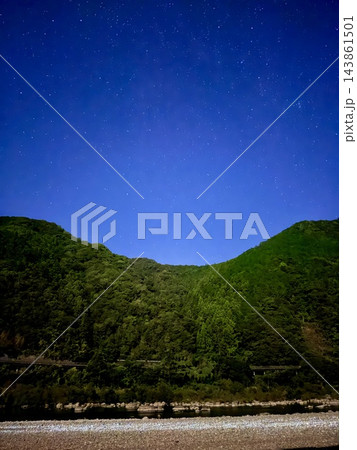 高知県・四万十川の河原でカナディアンカヌー旅のキャンプを楽しむ、満天の星と天の川が広がる夏の夜 143861501