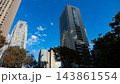 青空に映える西新宿の超高層ビル街とコクーンタワーの摩天楼 143861554