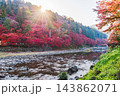 早朝の香嵐渓の紅葉と巴川(愛知県j豊田市足助町) 早朝の香嵐渓の紅葉と巴川(愛知県j豊田市足助町) 143862071
