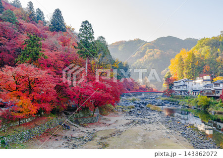 早朝の香嵐渓の紅葉と待月橋（愛知県j豊田市足助町） 143862072