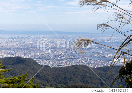 秋の山の上からの景色とススキ 秋の山の上からの景色とススキ 143862123