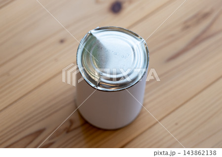放置し過ぎて膨張して変形してしまった缶詰 143862138