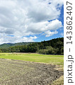 青空と田園風景 143862407