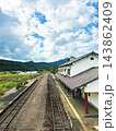 爽やかな空と線路 143862409
