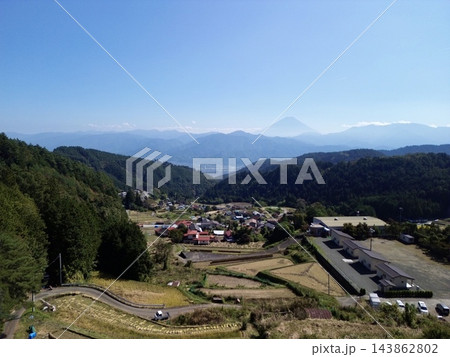 富士山を望む山梨県富士川町平林の棚田 秋の里山風景 富士山を望む山梨県富士川町平林の棚田 秋の里山風景 143862802