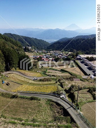 富士山を望む山梨県富士川町平林の棚田 秋の里山風景 富士山を望む山梨県富士川町平林の棚田 秋の里山風景 143862803