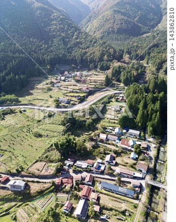 富士山を望む山梨県富士川町平林の棚田 秋の里山風景 143862810