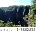 森の中の滝 143862832