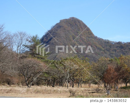 色好き始めた相馬山と青空 色好き始めた相馬山と青空 143863032