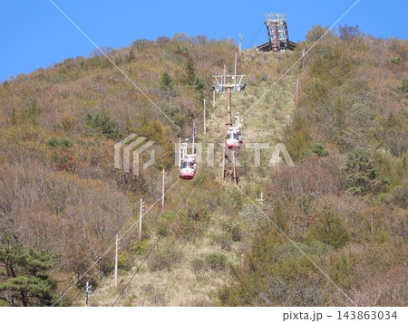 榛名富士ロープウェイと青空 143863034