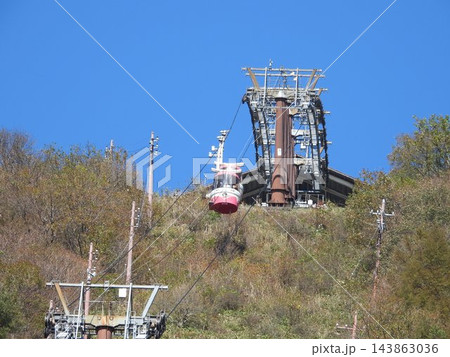 榛名富士ロープウェイと青空 榛名富士ロープウェイと青空 143863036