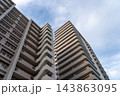 青空に映えるマンション 143863095