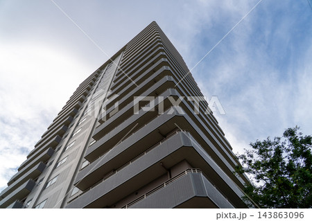 見上げるマンション 見上げるマンション 143863096