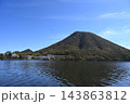 榛名湖と色好き始めた榛名富士 143863812