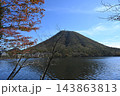 榛名湖と色好き始めた榛名富士 143863813