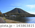 榛名湖と色好き始めた榛名富士 143863815