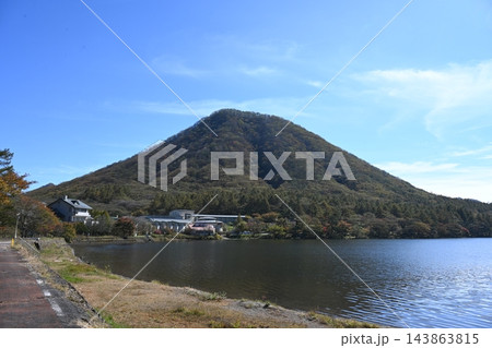 榛名湖と色好き始めた榛名富士 榛名湖と色好き始めた榛名富士 143863815